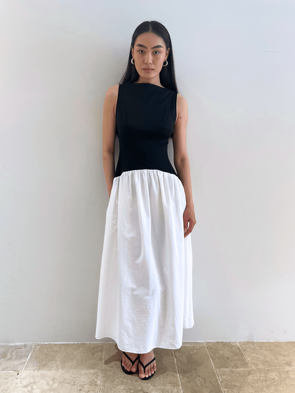 Elegant Black and White Sleeveless Dress for Modern Women – COCOSIN.OFFICIAL